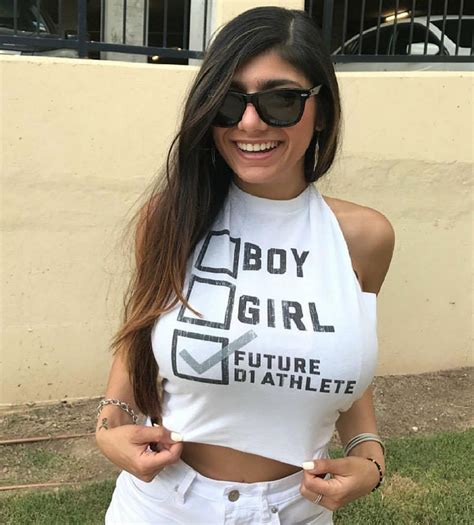 seins mia khalifa|Mia Khalifa Seins Porn Videos 